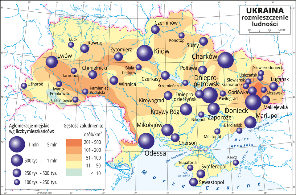 Ilustracja przedstawia mapę Ukrainy. Na mapie przedstawiono rozmieszczenie ludności. Kolorami od zielonego (jedna niewielka plamy) przez żółty do pomarańczowego przedstawiono gęstość zaludnienia. Plamy rozkładają się nieregularnie, kolor pomarańczowy oznaczający dużą gęstość zaludnienia, powyżej dwustu osób na kilometr kwadratowy występuje na południowym zachodzie i na wschodzie kraju. Na mapie różnej wielkości sygnatury (koła) obrazujące aglomeracje miejskie wg liczby mieszkańców: Kijów, Odessa, Donieck, Charków, Dniepropetrowsk– od jednego miliona do pięciu milionów mieszkańców. Krzywy Róg, Zaporoże, Mariupol, Lwów od pięciuset tysięcy mieszkańców do jednego miliona. Kilkanaście mniejszych sygnatur poniżej dwustu pięćdziesięciu tysięcy mieszkańców. Przewaga dużych miast we wschodniej części kraju. Mapa zawiera południki i równoleżniki, dookoła mapy w białej ramce opisano współrzędne geograficzne co dwa stopnie.