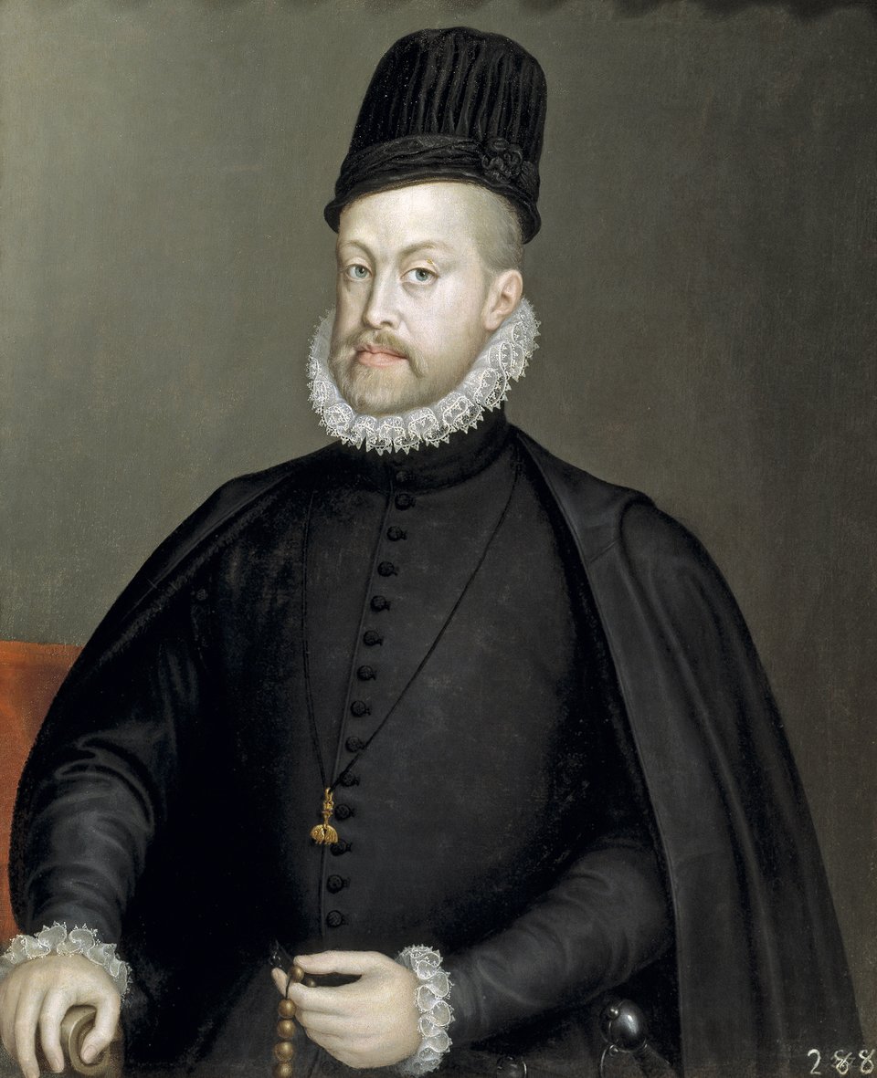 Filip II Filip II w czarnym stroju, co było charakterystyczne w jego wyglądzie w latach dojrzałych. Na szyi order Złotego Runa, w ręku papieski tzw. „złoty różaniec”, wręczony mu uroczyście z okazji zwycięstwa nad flotą turecką pod Lepanto. Źródło: Sofonisba Anguissola, Filip II, 1565, olej na płótnie, Prado Museum, domena publiczna.