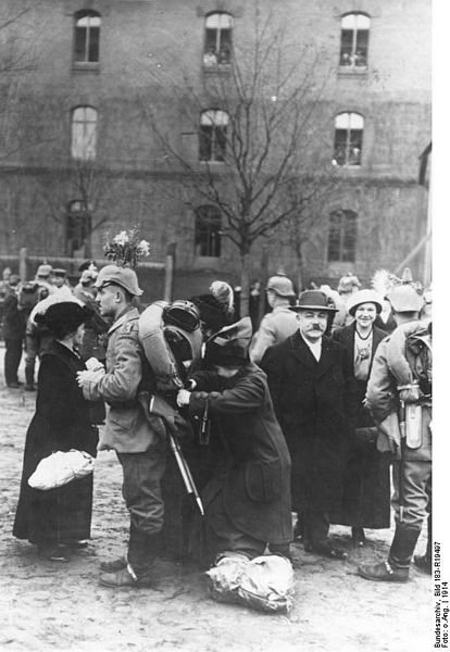 zdjęcie przedstawiające niemieckich żołnierzy i żegnających ich krewnych Źródło: zdjęcie przedstawiające niemieckich żołnierzy i żegnających ich krewnych, 1914, licencja: CC BY-SA 3.0.