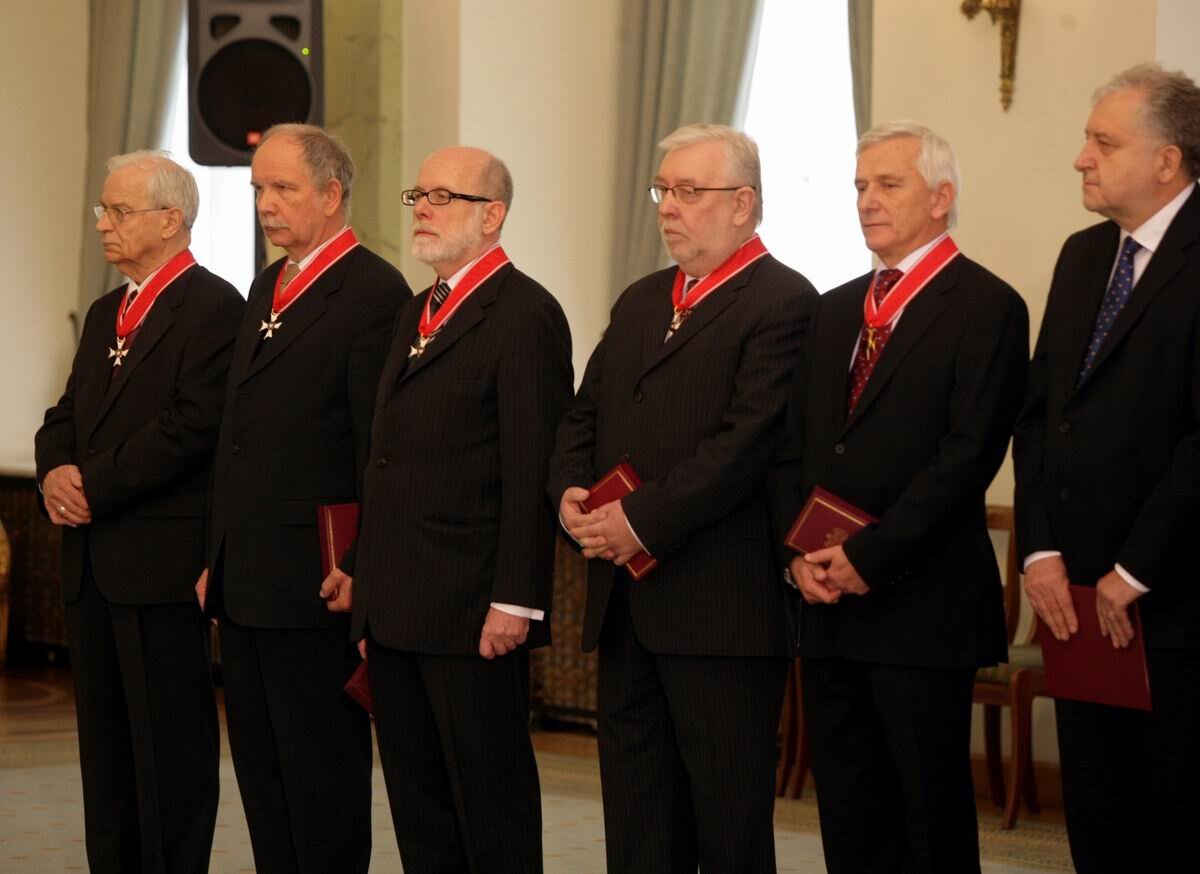 Prezesi Trybunału Konstytucyjnego, rok 2010 Źródło: KPRP, Prezesi Trybunału Konstytucyjnego, rok 2010, licencja: CC BY-SA 3.0.