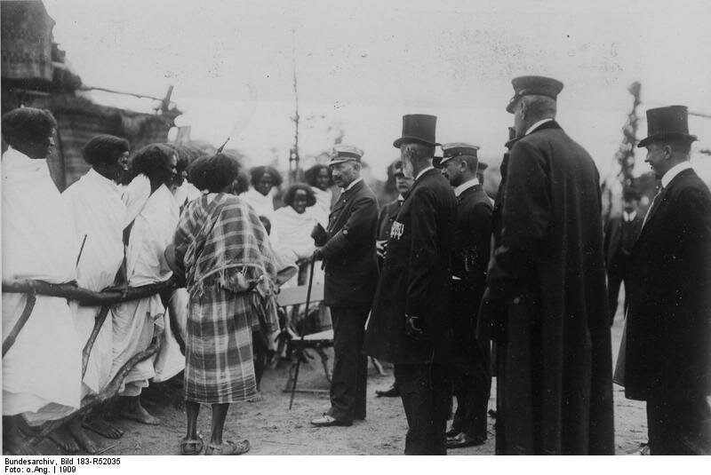 Cesarz Wilhelm II wizytuje „wystawę etnograficzną” Źródło: Cesarz Wilhelm II wizytuje „wystawę etnograficzną”, 1909, German Federal Archives, licencja: CC BY-SA 3.0.