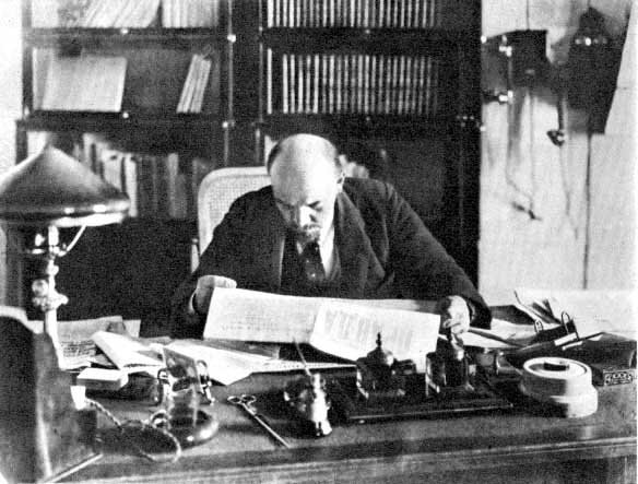 Lenin w swoim biurze Lenin w swoim biurze Źródło: domena publiczna.