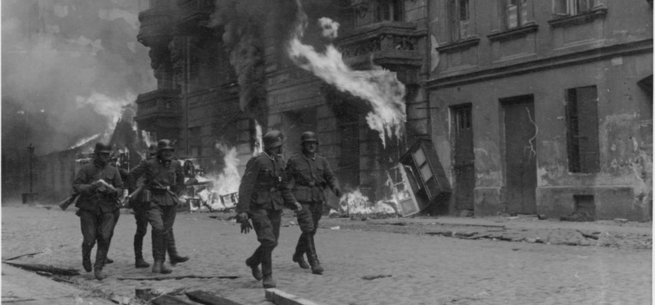 Żołnierze niemieckiej formacji SS na ulicy Nowolipie Źródło: Żołnierze niemieckiej formacji SS na ulicy Nowolipie, domena publiczna.
