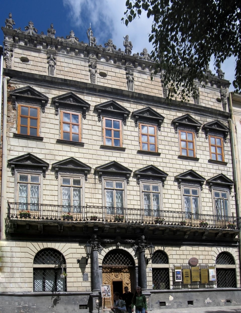 Lwów - Kamienica Królewska – widok od strony Rynku Lwów - Kamienica Królewska – widok od strony Rynku Źródło: Gryffindor, Wikimedia Commons, licencja: CC BY-SA 3.0.