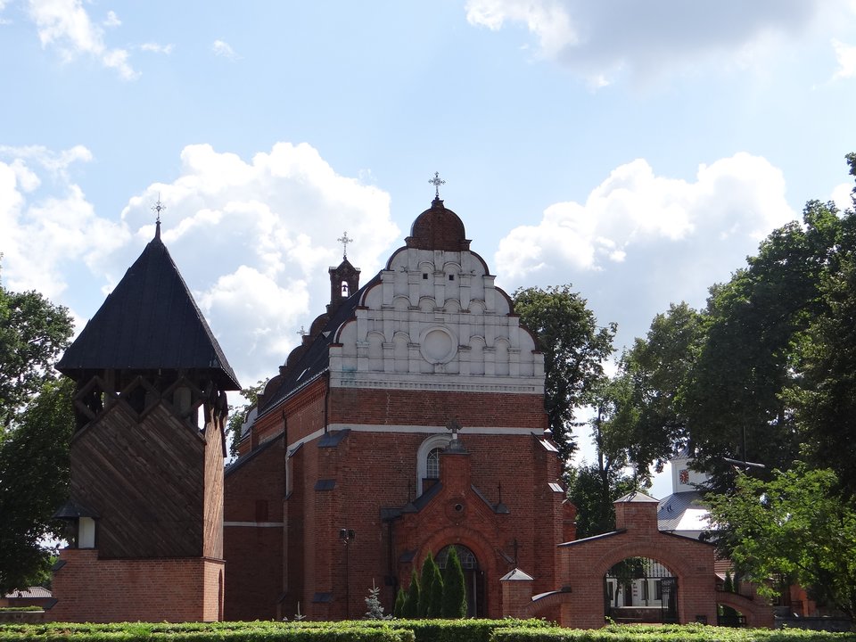 Kościół parafialny w Broku – widok z zewnątrz Kościół parafialny w Broku – widok z zewnątrz Źródło: Katarinka1711, Wikimedia Commons, licencja: CC BY-SA 3.0.