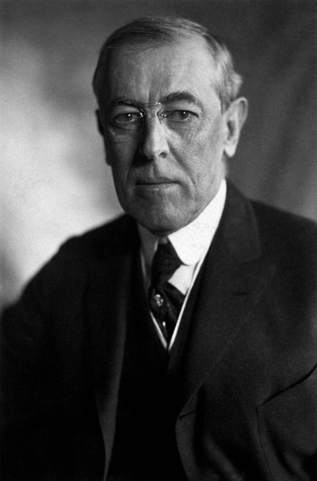 Prezydent Stanów Zjednoczonych Thomas Woodrow Wilson Źródło: Prezydent Stanów Zjednoczonych Thomas Woodrow Wilson, Fotografia, Biblioteka Kongresu Stanów Zjednoczonych, domena publiczna.
