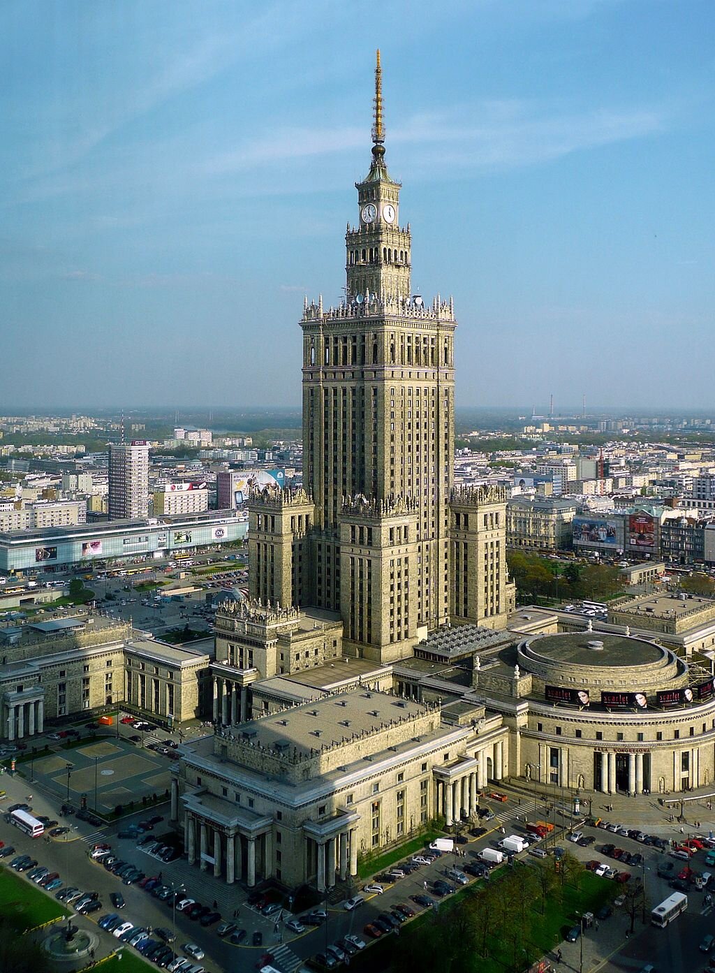 Pałac Kultury i Nauki w Warszawie widziany z 25 piętra budynku Warsaw Financial Center Pałac Kultury i Nauki został zbudowany w latach 1952–1955 jako dar narodu radzieckiego dla narodu polskiego. Źródło: Nnb, Pałac Kultury i Nauki w Warszawie widziany z 25 piętra budynku Warsaw Financial Center, 2008, fotografia, licencja: CC BY-SA 4.0.