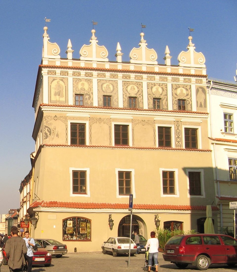 Kamienica Chociszewska (nr 6) na Rynku w Lublinie. Stanowiła własność rajcy Adama Doydzwona, a później Barbary Skromowskiej. Dopiero w XVII w. przejęła ją rodzina Chociszewskich i od niej przyjęła się nazwa budynku. Kamienica Chociszewska (nr 6) na Rynku w Lublinie. Stanowiła własność rajcy Adama Doydzwona, a później Barbary Skromowskiej. Dopiero w XVII w. przejęła ją rodzina Chociszewskich i od niej przyjęła się nazwa budynku. Źródło: domena publiczna.