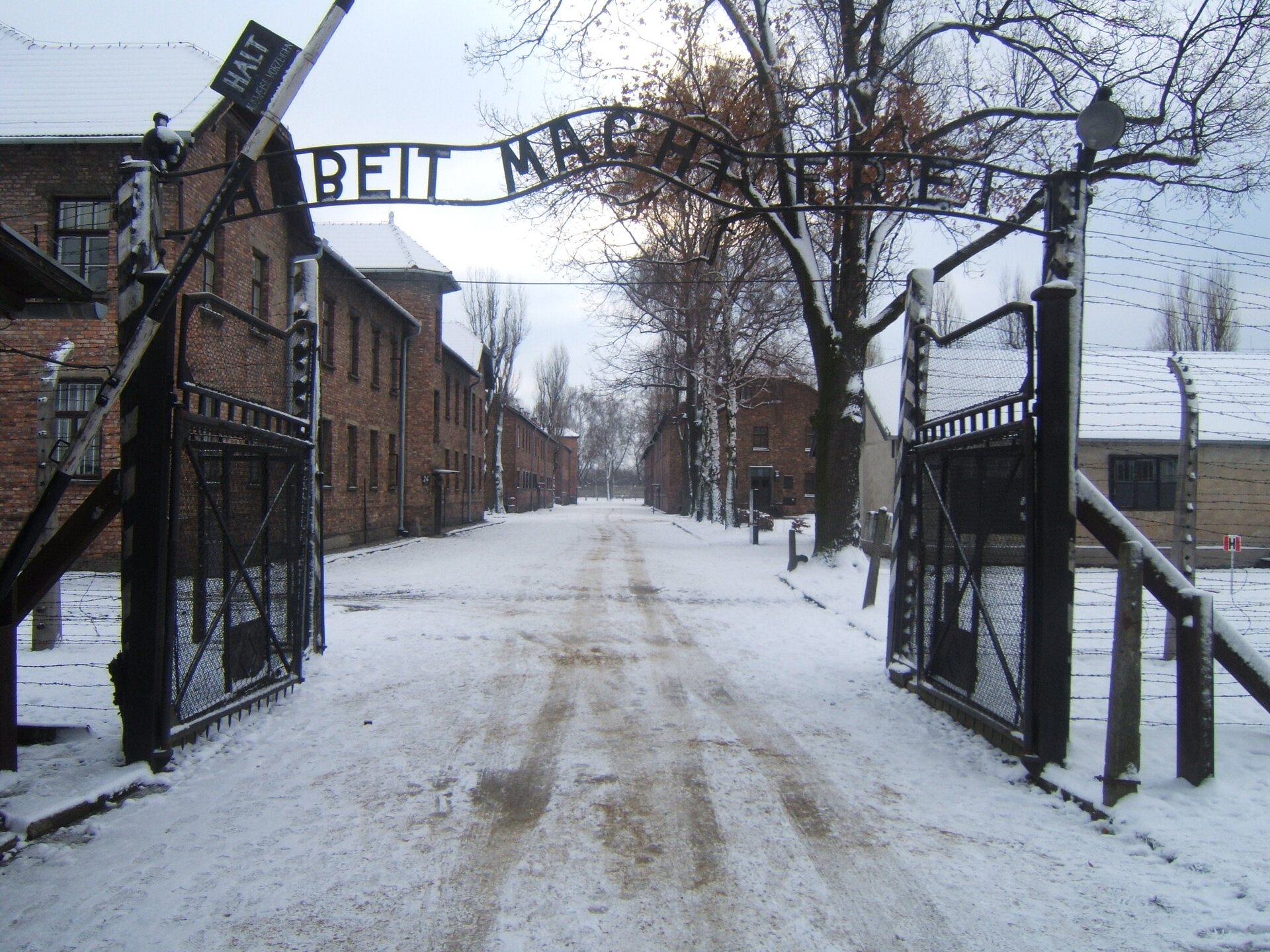 Napis Arbeit macht frei (Praca czyni wolnym) nad bramą obozu w Oświęcimiu. Praca nie tylko nie uczyniła więźniów wolnymi, ale pozostawiła trwałe ślady na ich psychice. Wielu nie było w stanie wrócić do normalnego życia Napis Arbeit macht frei (Praca czyni wolnym) nad bramą obozu w Oświęcimiu. Praca nie tylko nie uczyniła więźniów wolnymi, ale pozostawiła trwałe ślady na ich psychice. Wielu nie było w stanie wrócić do normalnego życia Źródło: domena publiczna.