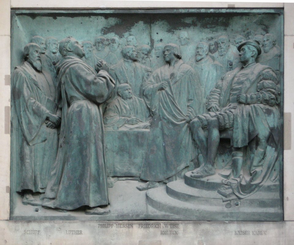 Eck i Luter przed cesarzem Karolem na sejmie w Wormacji – relief z katedry w Berlinie Eck i Luter przed cesarzem Karolem na sejmie w Wormacji – relief z katedry w Berlinie Źródło: Wolfgang Rieger, 2010, domena publiczna.