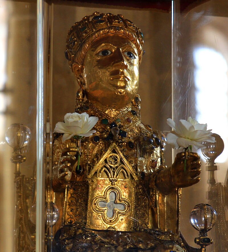 Statua relikwiarzowa św. Foy (św. Fides), ok. 984, drewno, złote blachy, kamienie szlachetne, emalia, 85 cm, skarbiec opactwa benedyktynów, Conques-en-Rouerque Statua relikwiarzowa św. Foy (św. Fides), ok. 984, drewno, złote blachy, kamienie szlachetne, emalia, 85 cm, skarbiec opactwa benedyktynów, Conques-en-Rouerque Źródło: ZiYouXunLu, licencja: CC BY 3.0.