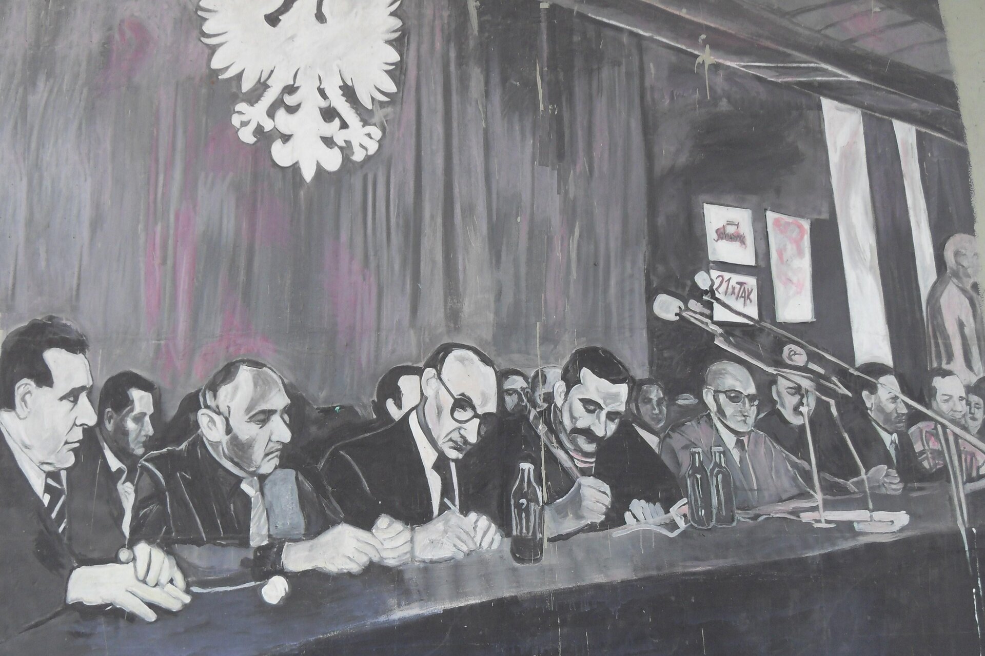 Podpisanie porozumień sierpniowych w Gdańsku, w sali BHP - mural w Gdańsku, na wiadukcie ul. Okopowej. Osoby w pierwszym rzędzie od lewej: 3-ci Mieczysław Jagielski, 4-ty Lech Wałęsa, 5-ty Tadeusz Fiszbach. Źródło: Artur Andrzej, Podpisanie porozumień sierpniowych w Gdańsku, w sali BHP - mural w Gdańsku, na wiadukcie ul. Okopowej. Osoby w pierwszym rzędzie od lewej: 3-ci Mieczysław Jagielski, 4-ty Lech Wałęsa, 5-ty Tadeusz Fiszbach., licencja: CC 0 1.0.