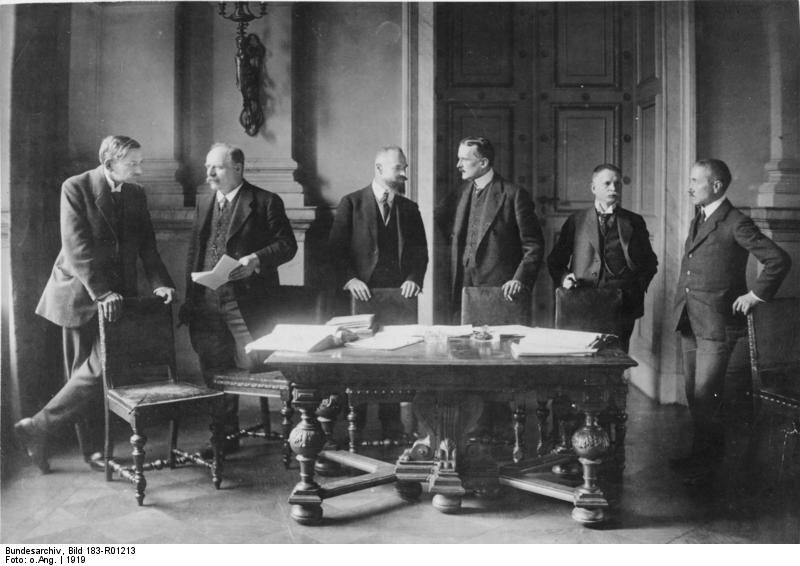 Delegacja niemiecka na konferencji w Paryżu Delegacja niemiecka na konferencji w Paryżu Źródło: Bundesarchiv, Bild 183-R01213, licencja: CC BY-SA 3.0.