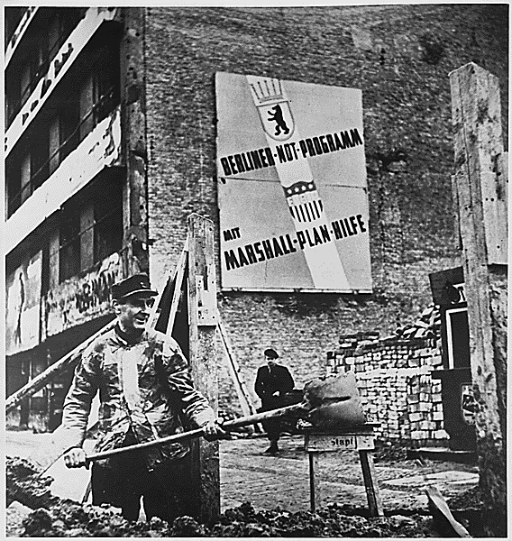 Powojenna odbudowa zachodnich sektorów Berlina Źródło: Powojenna odbudowa zachodnich sektorów Berlina, Fotografia, Narodowe Archiwum USA, domena publiczna.
