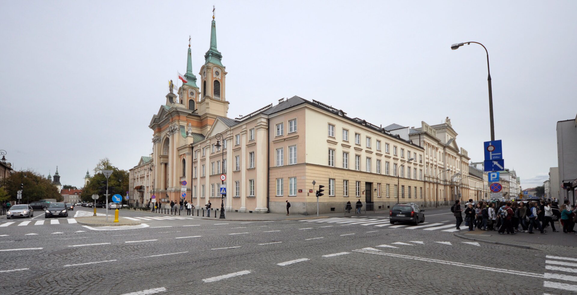 Klasztor i kościół pijarów przy ul Miodowej 16 w Warszawie. Obecnie katolicka katedra polowa Wojska Polskiego. Klasztor i kościół pijarów przy ul Miodowej 16 w Warszawie. Obecnie katolicka katedra polowa Wojska Polskiego. Źródło: ZeroJeden, Wikimedia Commons, licencja: CC BY-SA 3.0.