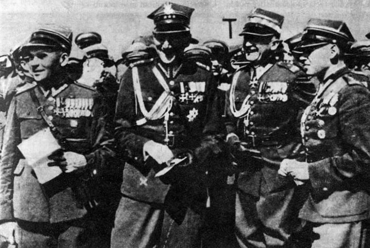 Bolesław Wieniawa-Długoszowski (trzeci od lewej), obok Józef Beck (drugi od lewej) podczas spotkania legionistów w Krakowie w latach 30. Źródło: Bolesław Wieniawa-Długoszowski (trzeci od lewej), obok Józef Beck (drugi od lewej) podczas spotkania legionistów w Krakowie w latach 30., Fotografia, domena publiczna.