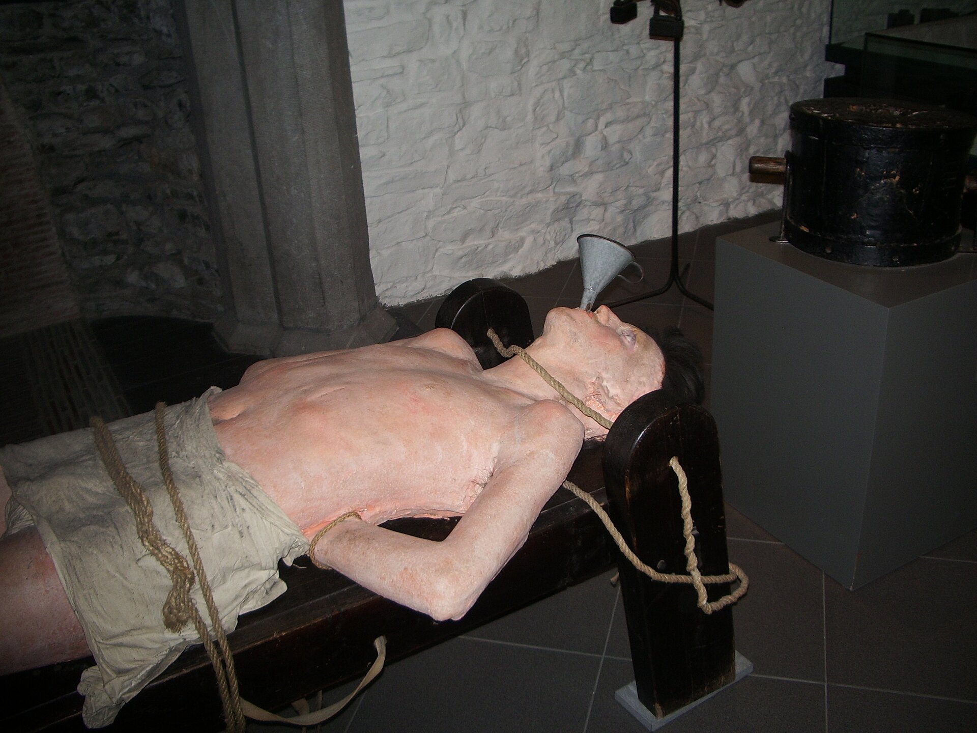 Muzeum tortur. Komitet przeciwko Torturom został utworzony na podstawie art. 17 Konwencji w sprawie zakazu stosowania tortur oraz innego okrutnego, nieludzkiego lub poniżającego traktowania albo karania, a jego celem jest nadzorowanie realizacji postanowień tejże konwencji. Kampanię na rzecz Konwencji w sprawie zakazu tortur prowadziła przez wiele lat organizacja Amnesty International realizująca działania zapobiegające naruszeniom praw człowieka za pośrednictwem pokojowych akcji obywatelskich.