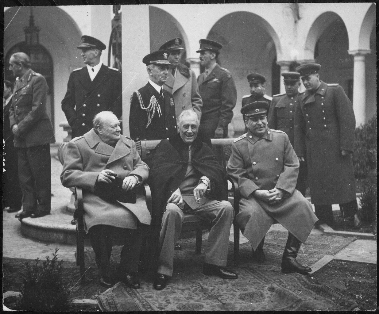 Spotkanie Winstona Churchilla, Józefa Stalina i Franklina D. Roosevelta w Jałcie Źródło: Spotkanie Winstona Churchilla, Józefa Stalina i Franklina D. Roosevelta w Jałcie , Fotografia, Archiwum Narodowe USA, domena publiczna.