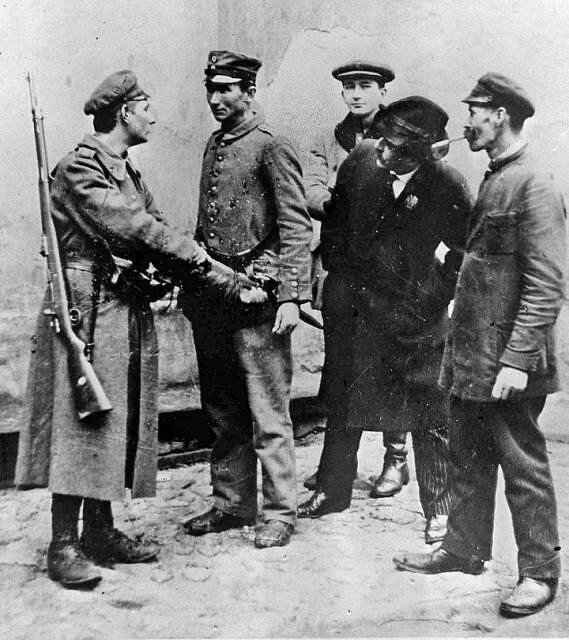 Rozbrojenie żołnierzy armii niemieckiej w Warszawie przez polskich żołnierzy Źródło: Andrzej Ajnenkiel, Rozbrojenie żołnierzy armii niemieckiej w Warszawie przez polskich żołnierzy, 1918, domena publiczna.