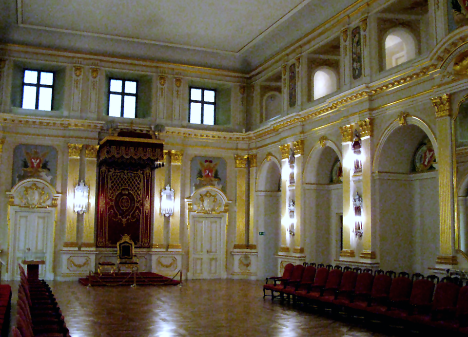Zrekonstruowana sala senatu z czasów Stanisława Augusta Poniatowskiego Zrekonstruowana sala senatu z czasów Stanisława Augusta Poniatowskiego Źródło: Maciej Szczepańczyk, Wikimedia Commons, licencja: CC BY 3.0.