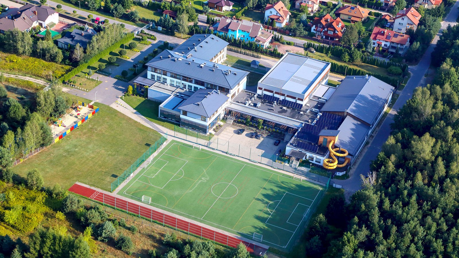 Gimnazjum i Aquapark „Fala” w Stanisławowie Pierwszym w gminie Nieporęt Gimnazjum i Aquapark „Fala” w Stanisławowie Pierwszym w gminie Nieporęt Źródło: Urząd Gminy Nieporęt, licencja: CC BY 3.0.