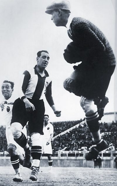 Ricardo Zamora, bramkarz hiszpański (po prawej). Ricardo Zamora, bramkarz hiszpański (po prawej). Źródło: domena publiczna.