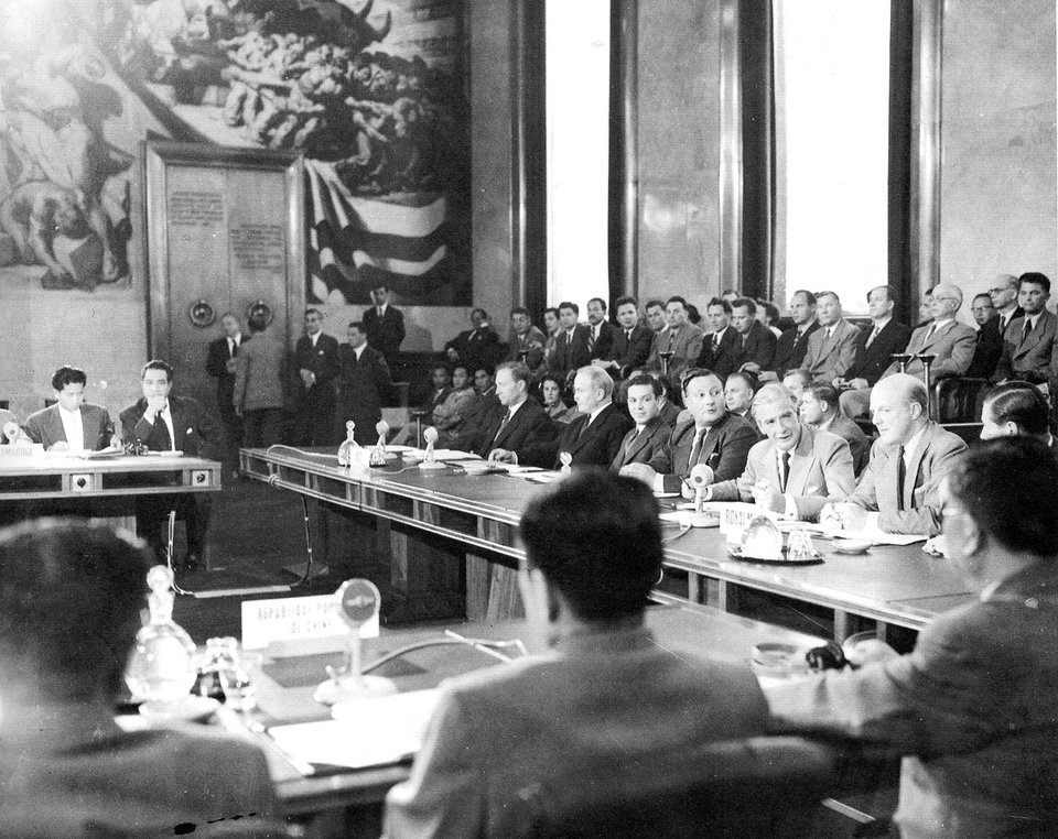 Konferencja w Genewie w 1954 roku Konferencja w Genewie w 1954 roku, na której usankcjonowano podział Wietnamu wzdłuż 17 równoleżnika oraz potwierdzono niezależność Laosu i Kambodży Źródło: Konferencja w Genewie w 1954 roku , Fotografia, domena publiczna.