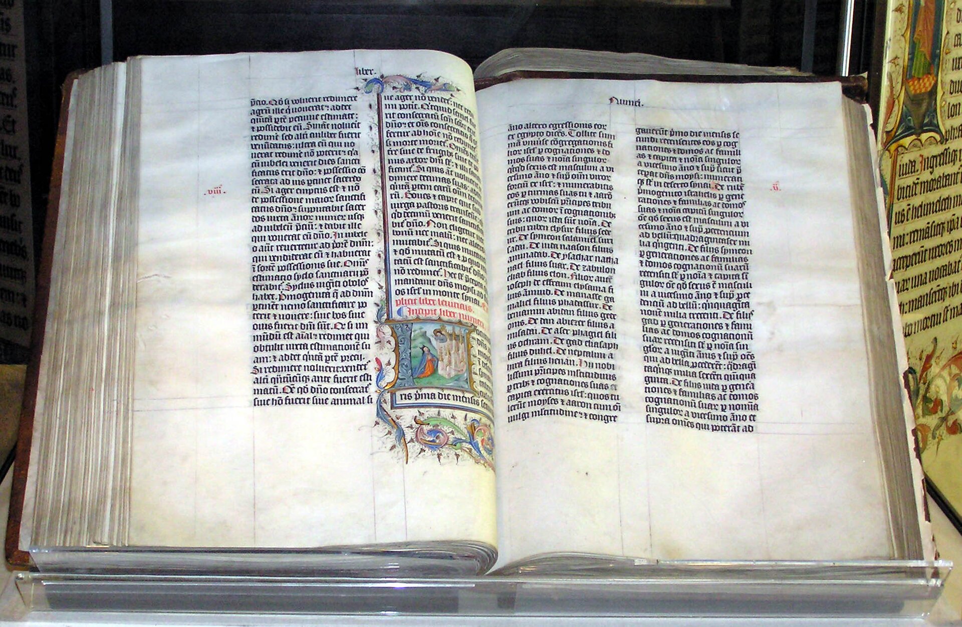 Ręcznie przepisany egzemplarz Biblii łacińskiej z 1407 r. Źródło: Ręcznie przepisany egzemplarz Biblii łacińskiej z 1407 r., 2005, zdjęcie, domena publiczna.