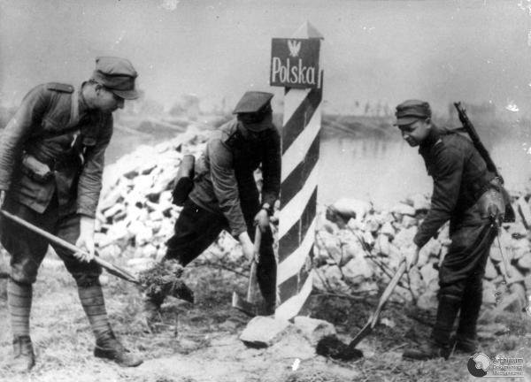 Wbijanie słupów granicznych nad Odrą Wbijanie słupów granicznych nad Odrą Źródło: Fotografia, domena publiczna.