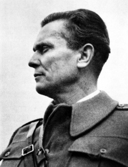 Josip Broz Tito Josip Broz-Tito (1892–1980). W okresie I wojny światowej walczył w armii austro-węgierskiej, dostał się do niewoli rosyjskiej, tam zetknął się z ideami komunistycznymi. Był uczestnikiem rewolucji październikowej, przywódcą jugosłowiańskiej komunistycznej partyzantki antyfaszystowskiej w okresie II wojny, przywódcą Socjalistycznej Federacyjnej Republiki Jugosławii od 1945 roku aż do śmierci. Twórca „titoizmu”, narodowej odmiany socjalizmu, zakładającej własną drogę kształtowania tego ustroju – bez opierania się na wzorcu radzieckim. Źródło: Marxists Internet Archive, Josip Broz Tito, 1942, Fotografia, Marxists Internet Archive, licencja: CC BY 3.0.