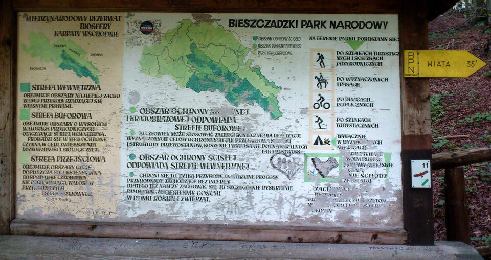 Na zdjęciu tablica z mapką, piktogramami i informacjami.