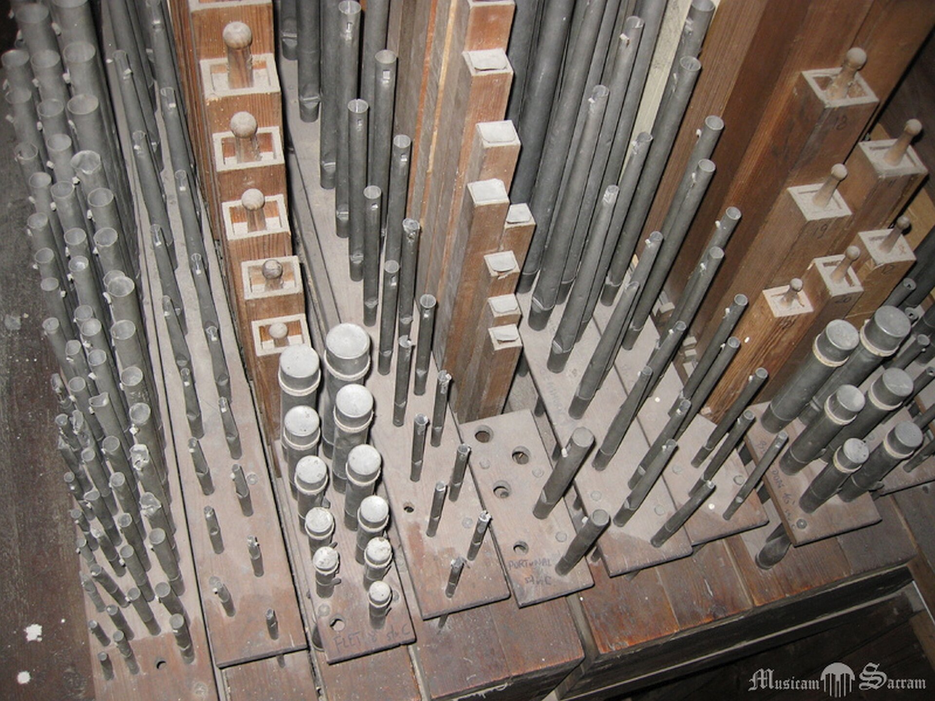 Piszczałki organowe drewniane i metalowe