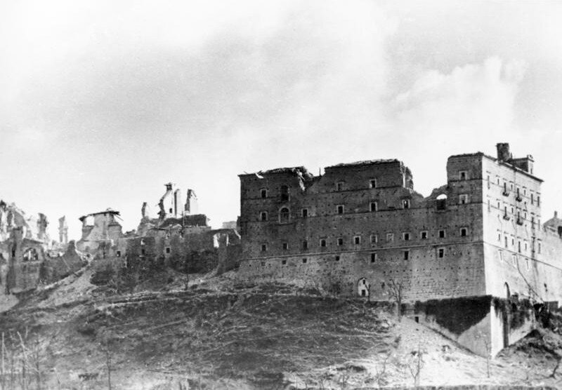 Ruiny Monte Cassino Zdjęcie nr Źródło: Bundesarchiv, Ruiny Monte Cassino, Bundesarchiv, licencja: CC BY-SA 3.0.