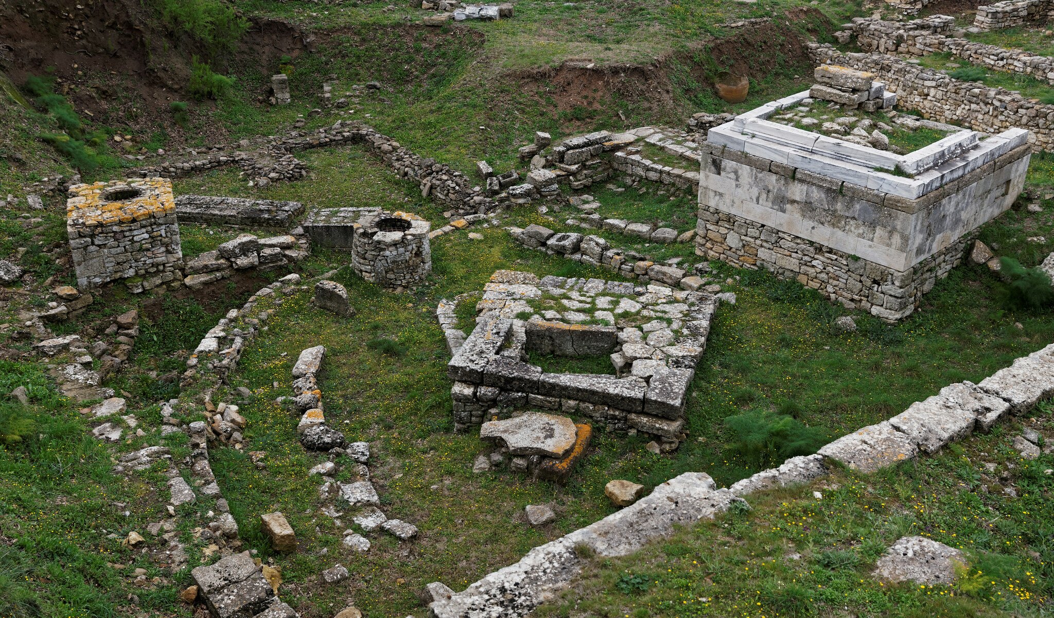 Mury obronne dawnej Troi Starożytna Troja leży na terenie dzisiejszej Turcji. Archeolodzy próbują odtworzyć wygląd miasta z czasów wojny o piękną Helenę. Źródło: Viktor Karppinen, Mury obronne dawnej Troi, fotografia barwna, licencja: CC BY-NC-ND 2.0.