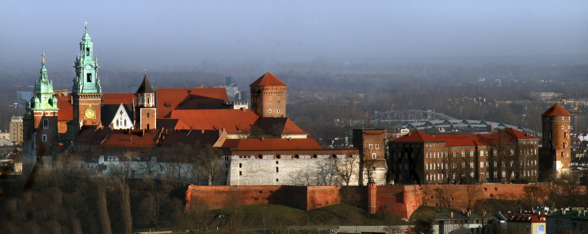 Zamek wawelski w Krakowie widziany z kopca Kościuszki Zamek wawelski w Krakowie widziany z kopca Kościuszki Źródło: Arkadiusz Frankowicz, licencja: CC BY-SA 3.0.