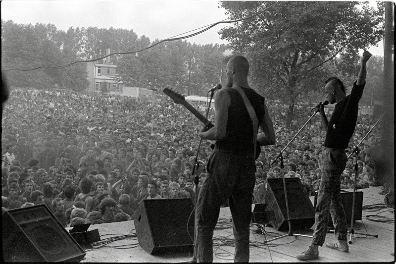 Koncert zespołu Siekiera na Festiwalu Muzyków Rockowych w Jarocinie (4 sierpnia 1984). Od lewej: Tomasz Adamski i Tomasz Budzyński. Źródło: Mirosław Makowski, Koncert zespołu Siekiera na Festiwalu Muzyków Rockowych w Jarocinie (4 sierpnia 1984). Od lewej: Tomasz Adamski i Tomasz Budzyński., Fotografia, licencja: CC BY-SA 3.0.