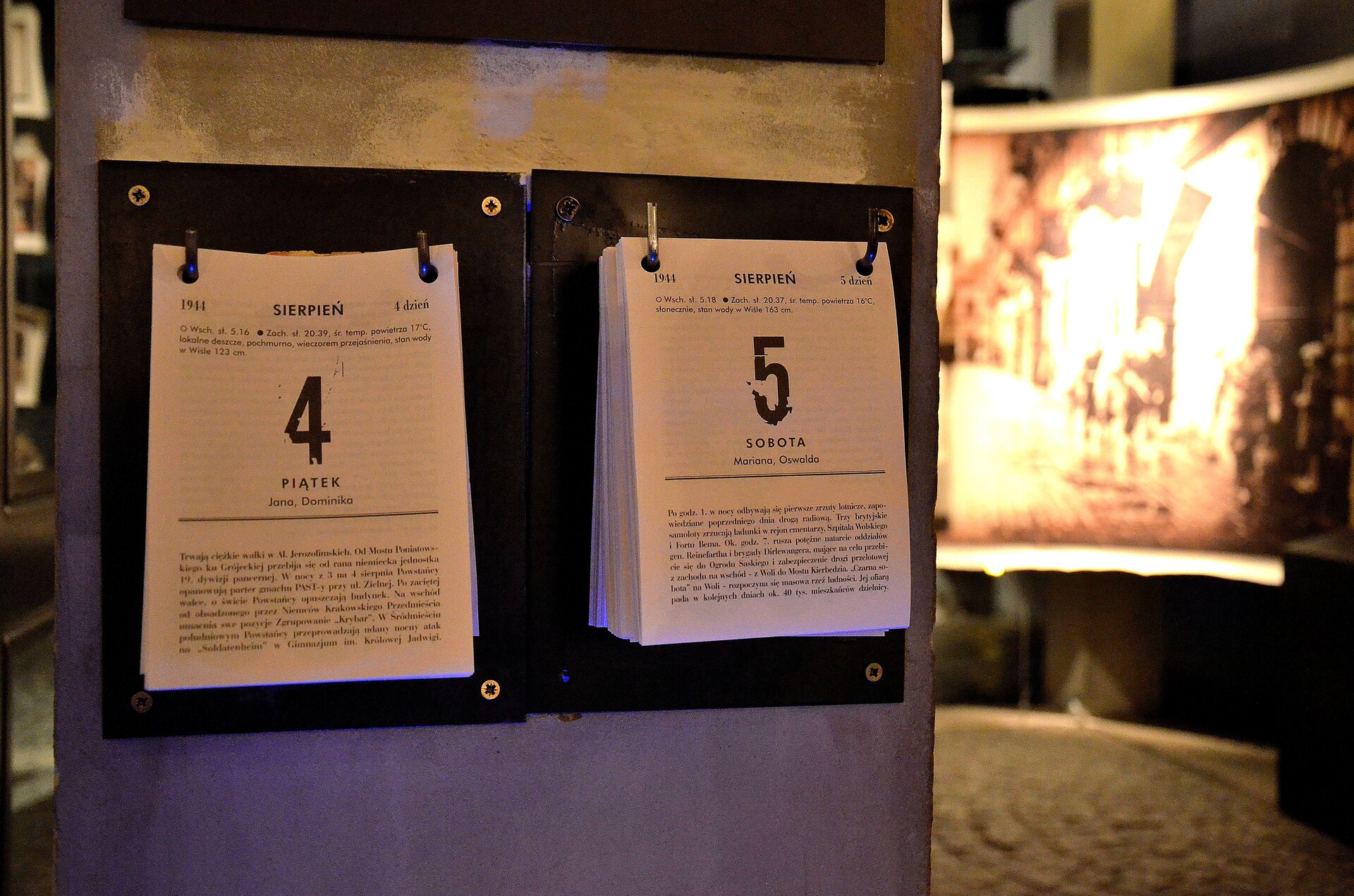 Kartki z kalendarza Kartki z kalendarza Źródło: Kartki z kalendarza, 2012, Muzeum Powstania Warszawskiego, Warszawa, licencja: CC BY-SA 3.0.