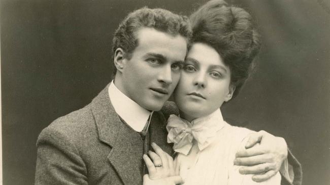 Australijski terapeuta Lionel Logue i jego narzeczona Myrtle Gruenert Źródło: Australijski terapeuta Lionel Logue i jego narzeczona Myrtle Gruenert, 1906, domena publiczna.