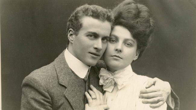 Australijski terapeuta Lionel Logue i jego narzeczona Myrtle Gruenert Źródło: Australijski terapeuta Lionel Logue i jego narzeczona Myrtle Gruenert, 1906, domena publiczna.