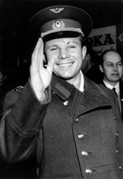 Jurij Gagarin podczas wizyty w Szwecji Źródło: Sydsvenskan, Jurij Gagarin podczas wizyty w Szwecji, 1964, Fotografia, Sydsvenskan, domena publiczna.