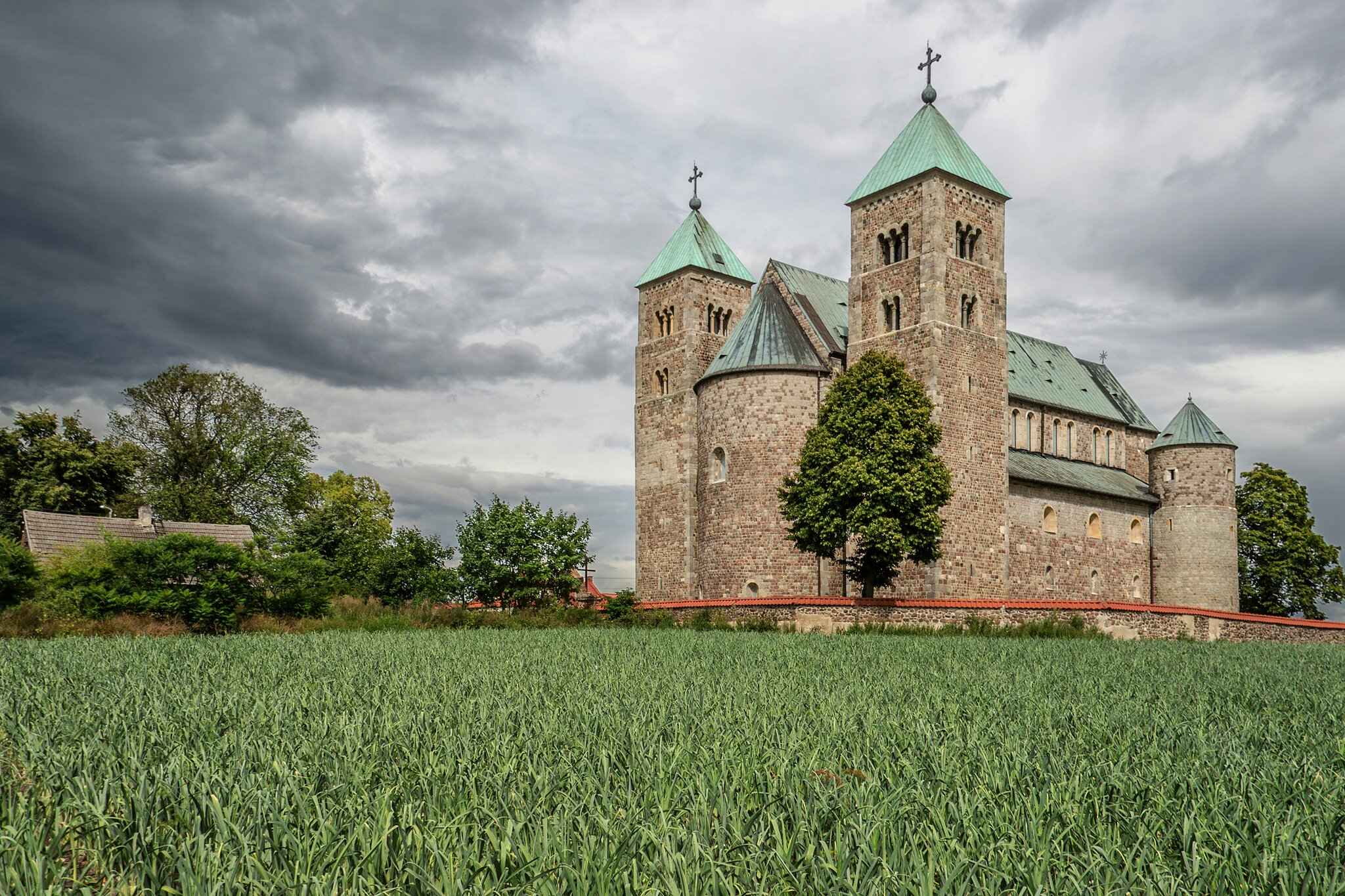 Archikolegiata NMP i św. Aleksego w Tumie (przykład architektury romańskiej) Archikolegiata NMP i św. Aleksego w Tumie (przykład architektury romańskiej) Źródło: Sławomir Milejski, licencja: CC BY-SA 3.0.