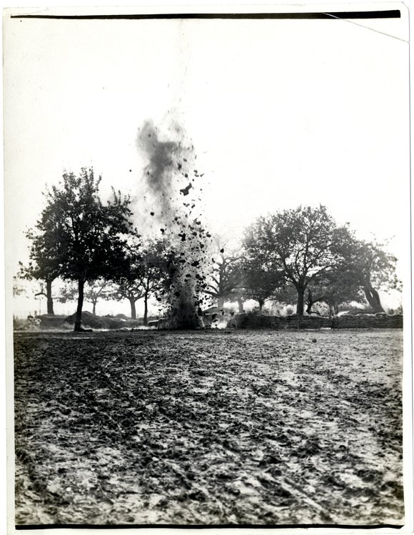 Eksplodująca mina Źródło: Charles Hilton De Witt Girdwood, Eksplodująca mina, 1915, British Library, domena publiczna.