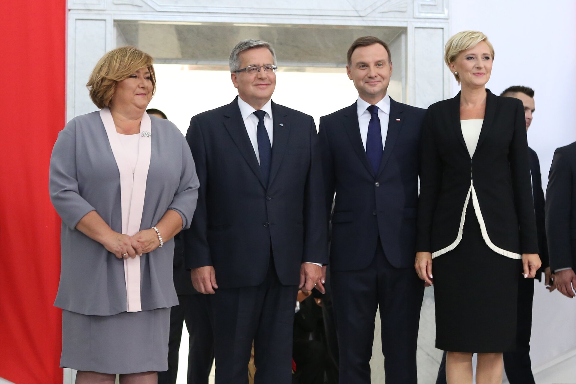 Nowy prezydent RP Andrzej Duda obok swojego poprzednika Bronisława Komorowskiego Źródło: Michał Józefaciuk, Nowy prezydent RP Andrzej Duda obok swojego poprzednika Bronisława Komorowskiego, licencja: CC BY-SA 3.0.