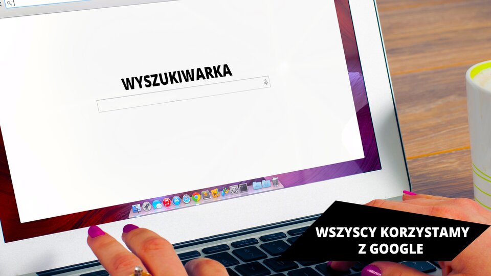 Ilustracja przedstawia okno wyszukiwarki w przeglądarce internetowej. Okno wyszukiwarki zawiera pośrodku pole wyszukiwania, a nad nim napis „WYSZUKIWARKA”. Widać również, że okno wyszukiwarki jest wyświetlane na ekranie laptopa, którego obudowa jest w kolorze białym. Poniżej widać damskie dłonie znajdujące się na klawiaturze. W prawym rogu zdjęcia widać fragment kubka, a w tle blat brązowego biurka. W prawym dolnym rogu ilustracji znajduje się napis „WSZYSCY KORZYSTAMY Z GOOGLE”.