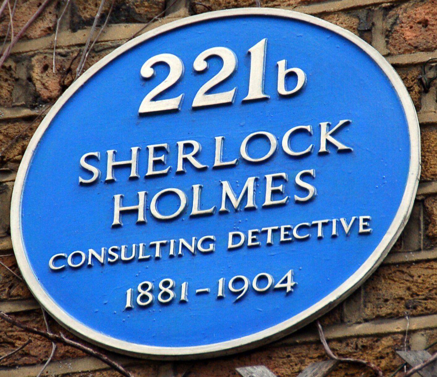 „Sherlock Holmes – doradca detektywistyczny”. Tabliczka w muzeum Sherlocka Holmesa przy Baker Street 221b w Londynie. „Sherlock Holmes – doradca detektywistyczny”. Tabliczka w muzeum Sherlocka Holmesa przy Baker Street 221b w Londynie. Źródło: Ralf Roletschek, fotografia barwna, licencja: CC BY-NC-ND 3.0.