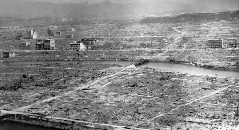 Hiroshima po ataku atomowym Hiroshima po ataku atomowym Źródło: domena publiczna.