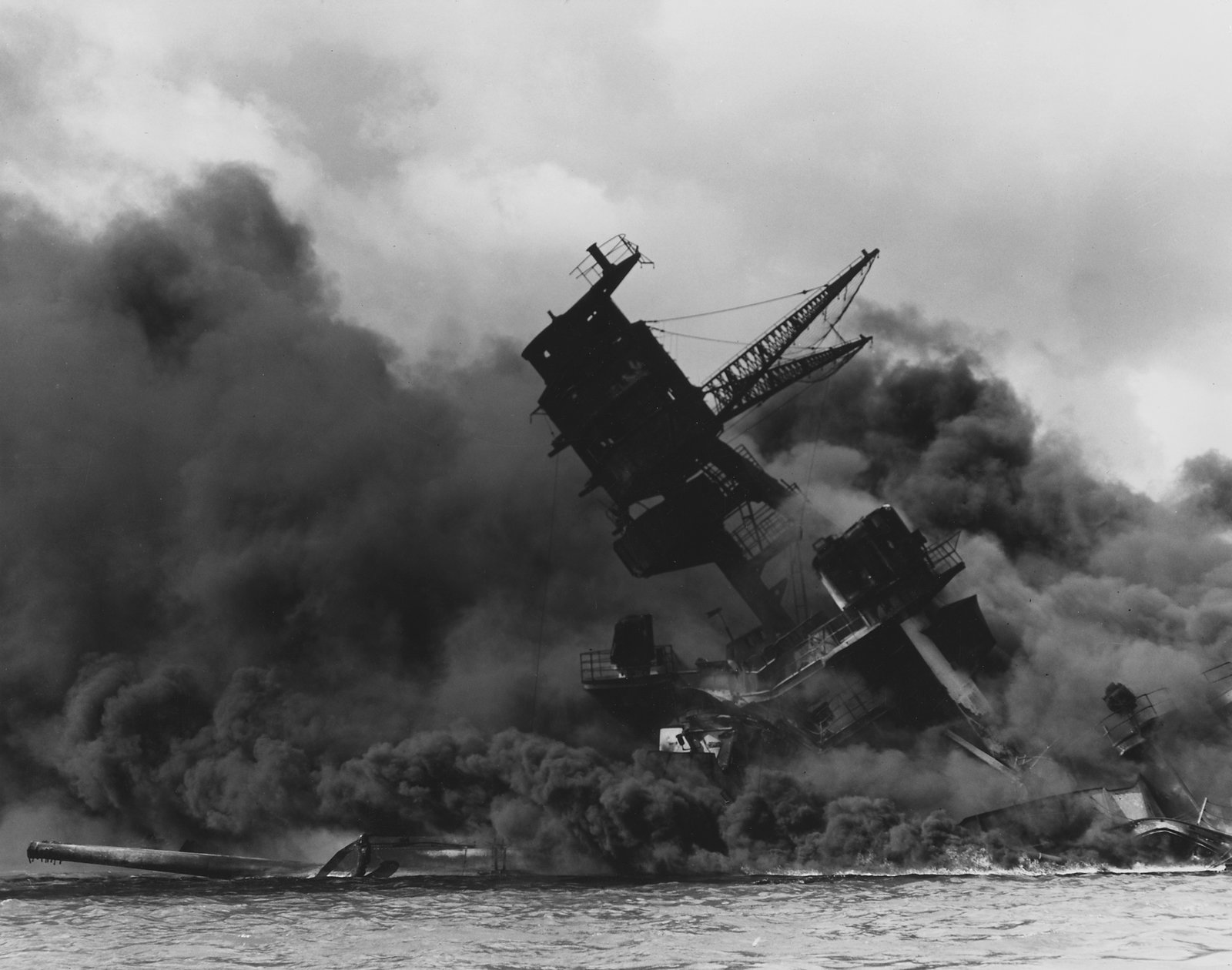 Okręt USS Arizona płonący po japońskim ataku na Pearl Harbor Źródło: Okręt USS Arizona płonący po japońskim ataku na Pearl Harbor, Archiwum Narodowe USA, domena publiczna.