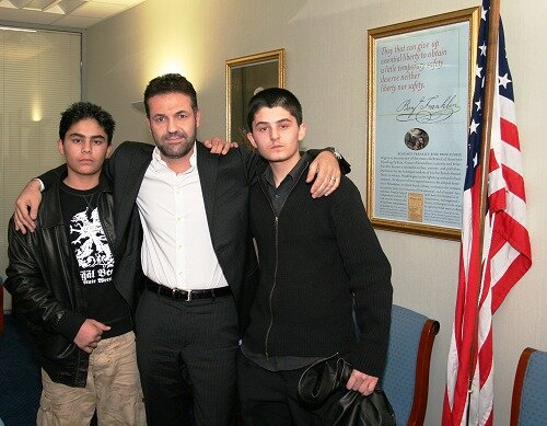 Khaled Hosseini (w środku), Bahram i Elham Ehsas (odtwórcy ról w ekranizacji Chłopca z latawcem). Khaled Hosseini (w środku), Bahram i Elham Ehsas (odtwórcy ról w ekranizacji Chłopca z latawcem). Źródło: U.S. Department of State (U.S. Embassy in London), 2007, fotografia barwna, domena publiczna.