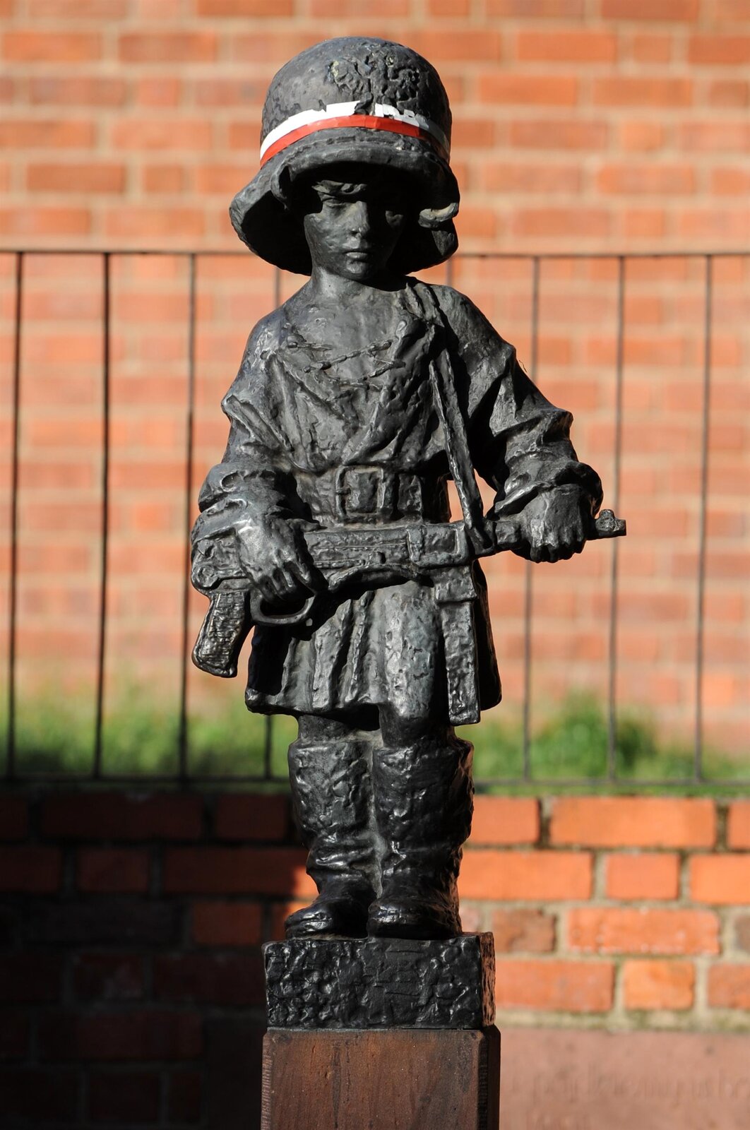 Jerzy Jarnuszkiewicz, Pomnik Małego Powstańca, zaprojektowany w 1946, a odsłonięty 1 października 1983, rzeźba z brązu, Warszawa, ul. Podwale Jerzy Jarnuszkiewicz, Pomnik Małego Powstańca, zaprojektowany w 1946, a odsłonięty 1 października 1983, rzeźba z brązu, Warszawa, ul. Podwale Źródło: Cezary P., licencja: CC BY-SA 4.0.