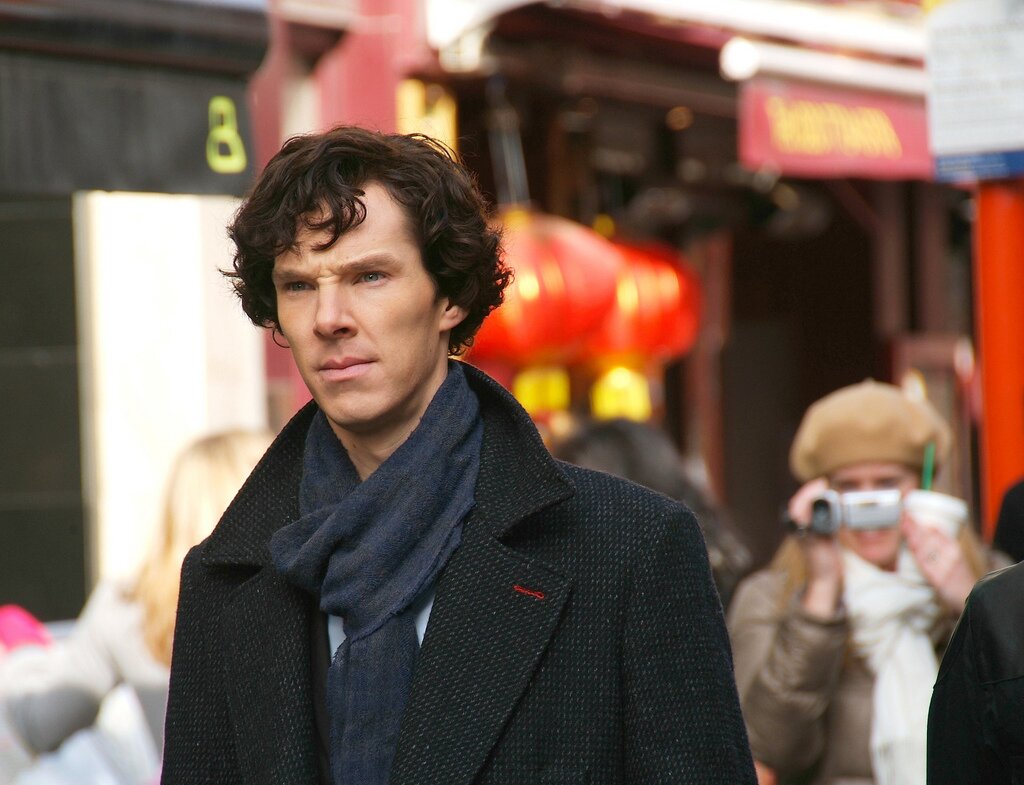 Benedict Cumberbatch w czasie pracy nad serialem Sherlock Benedict Cumberbatch w czasie pracy nad serialem Sherlock Źródło: bellaphon, 2010, fotografia barwna, licencja: CC BY-SA 2.0.